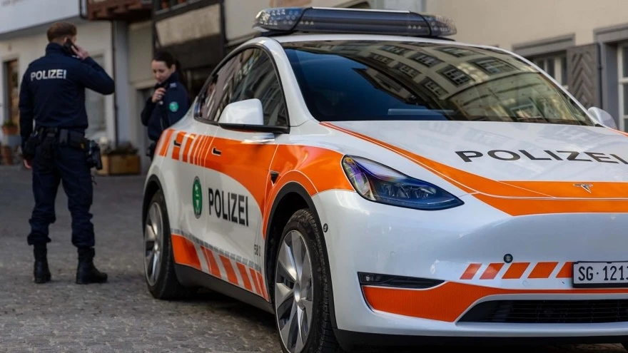 Mann mit Axt beunruhigt Reisende am Bahnhof Sargans SG, © Kantonspolizei St. Gallen Mann mit Axt beunruhigt Reisende am Bahnhof Sargans SG, © Kantonspolizei St. Gallen