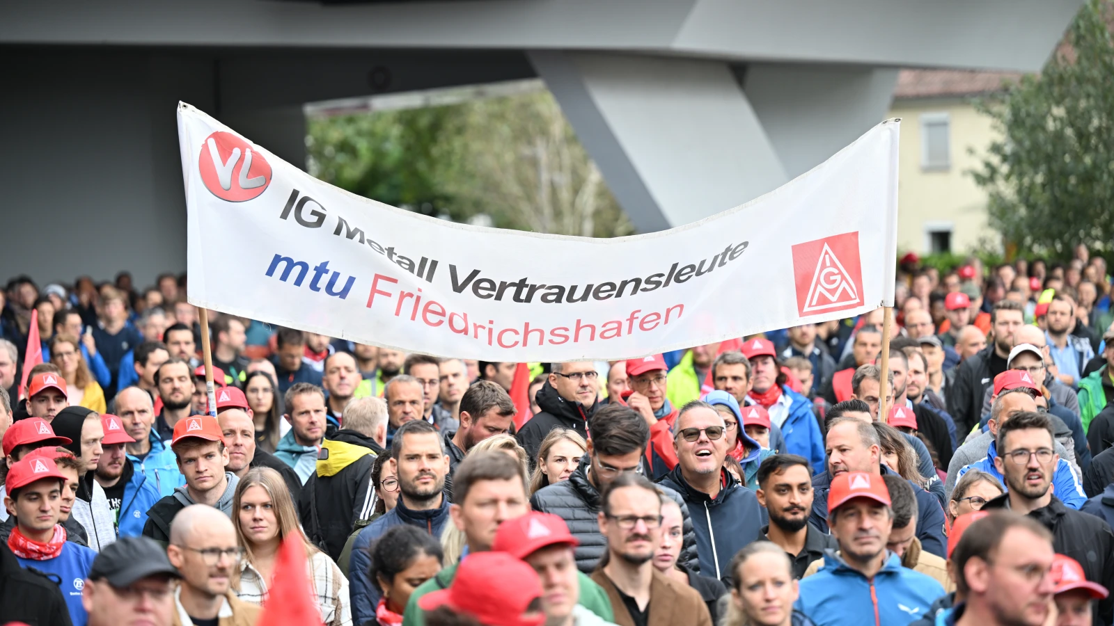 ZF Friedrichshafen’de Binlerce İşçi Ayakta: “Tasarrufun Bedelini Biz Ödemeyeceğiz”, © Felix Kästle/dpa ZF Friedrichshafen’de Binlerce İşçi Ayakta: “Tasarrufun Bedelini Biz Ödemeyeceğiz”, © Felix Kästle/dpa