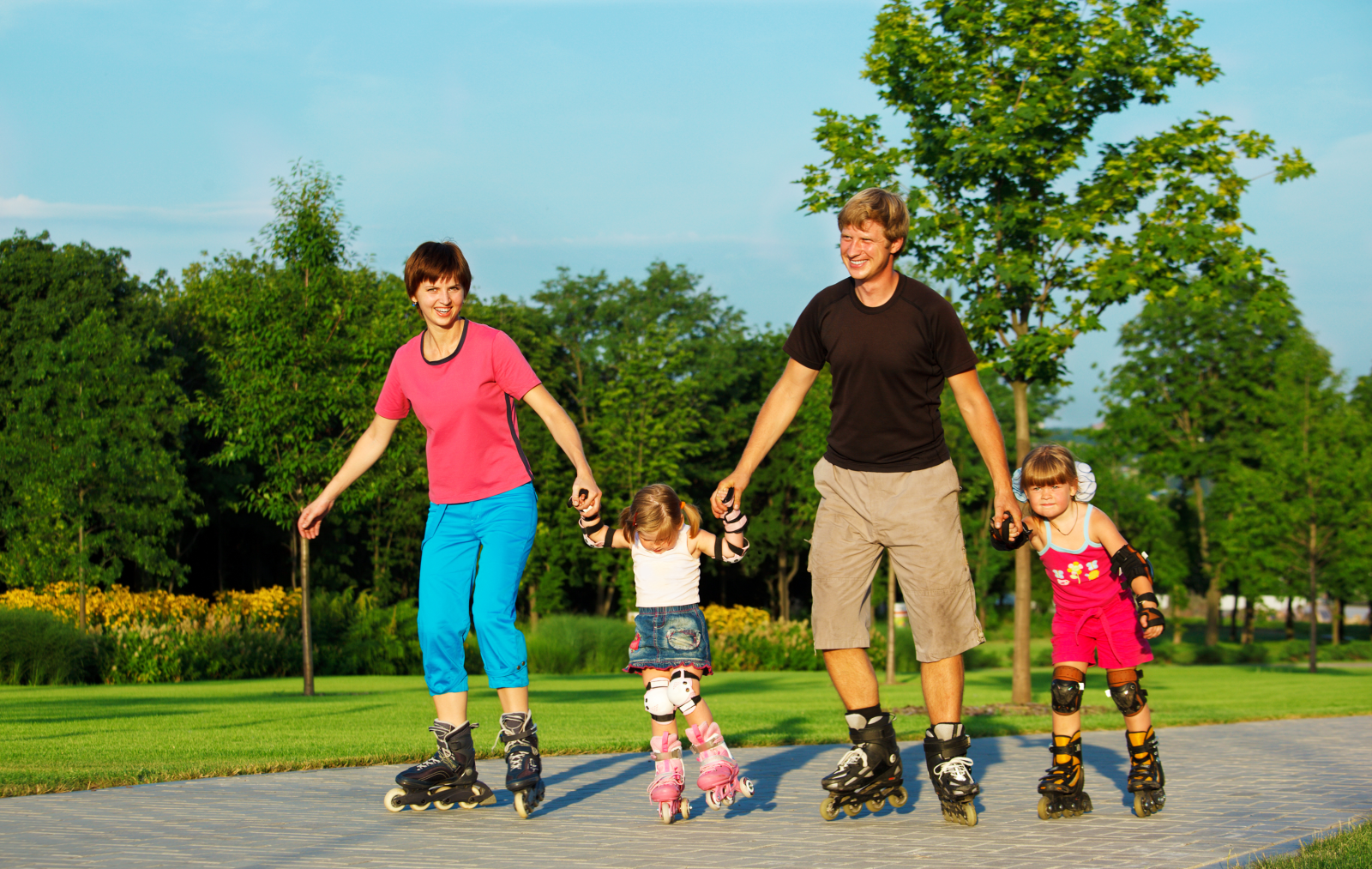 Мама дает ролики. Семья занимается спортом. Семья на роликовых коньках. Катание на роликах. Дети спорт семья.