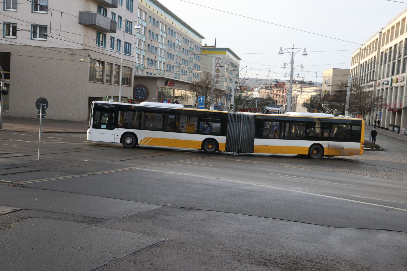 Ein Linienbus fährt durch die Innenstadt.