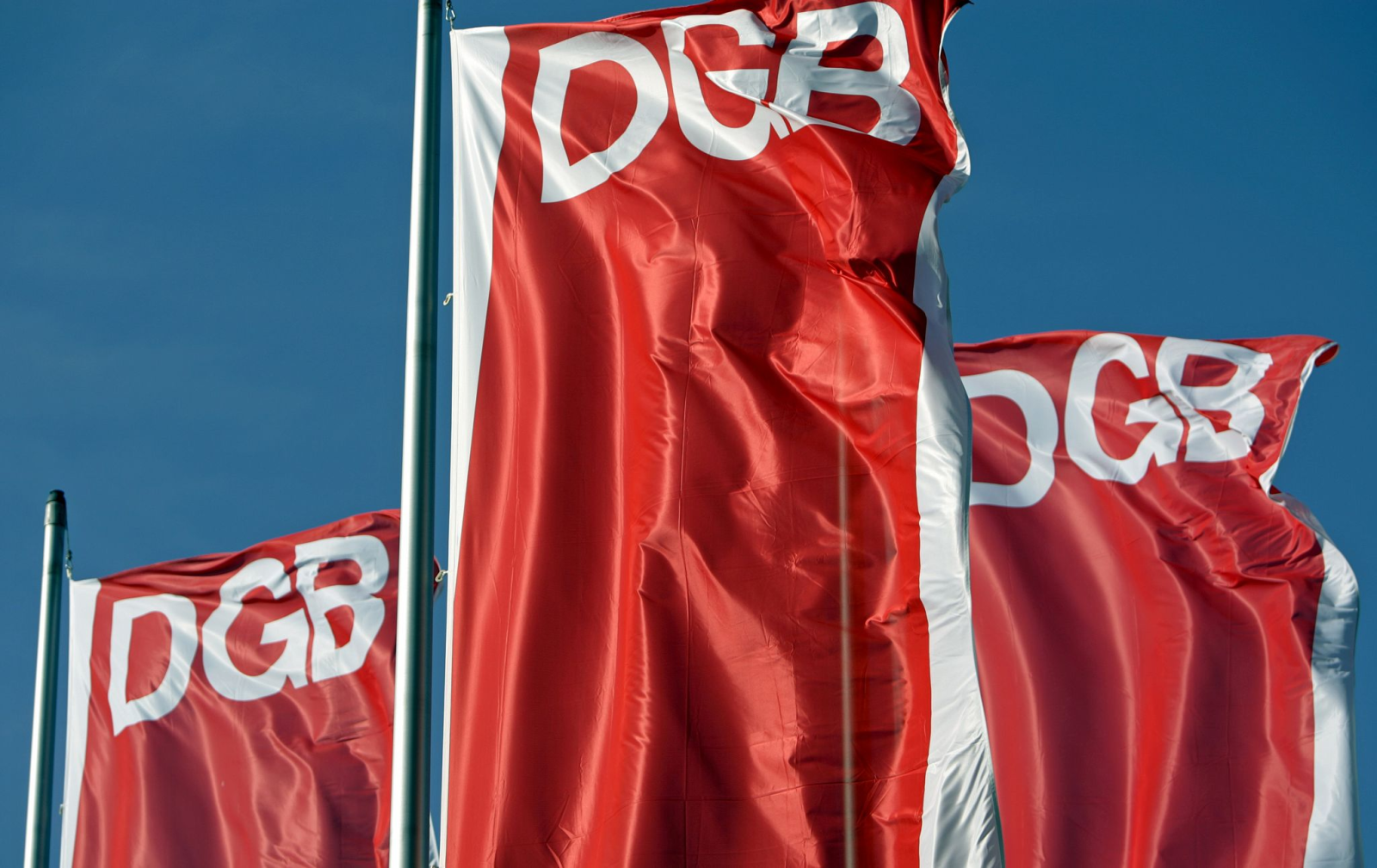 Fahnen des Deutschen Gewerkschaftsbunds (DGB).