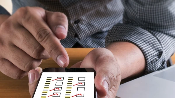 Mann bedient Handy, © Shutterstock Mann bedient Handy, © Shutterstock