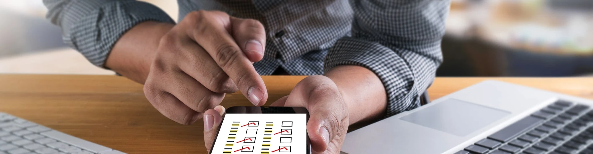 Mann bedient Handy, © Shutterstock Mann bedient Handy, © Shutterstock