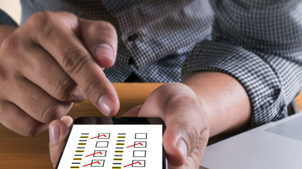 Mann bedient Handy, © Shutterstock