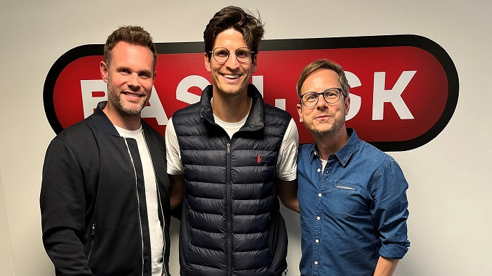 Timm Klose mit gebrochenem Herz, Pelzmantel und Kaiserschnitt, © basilisk