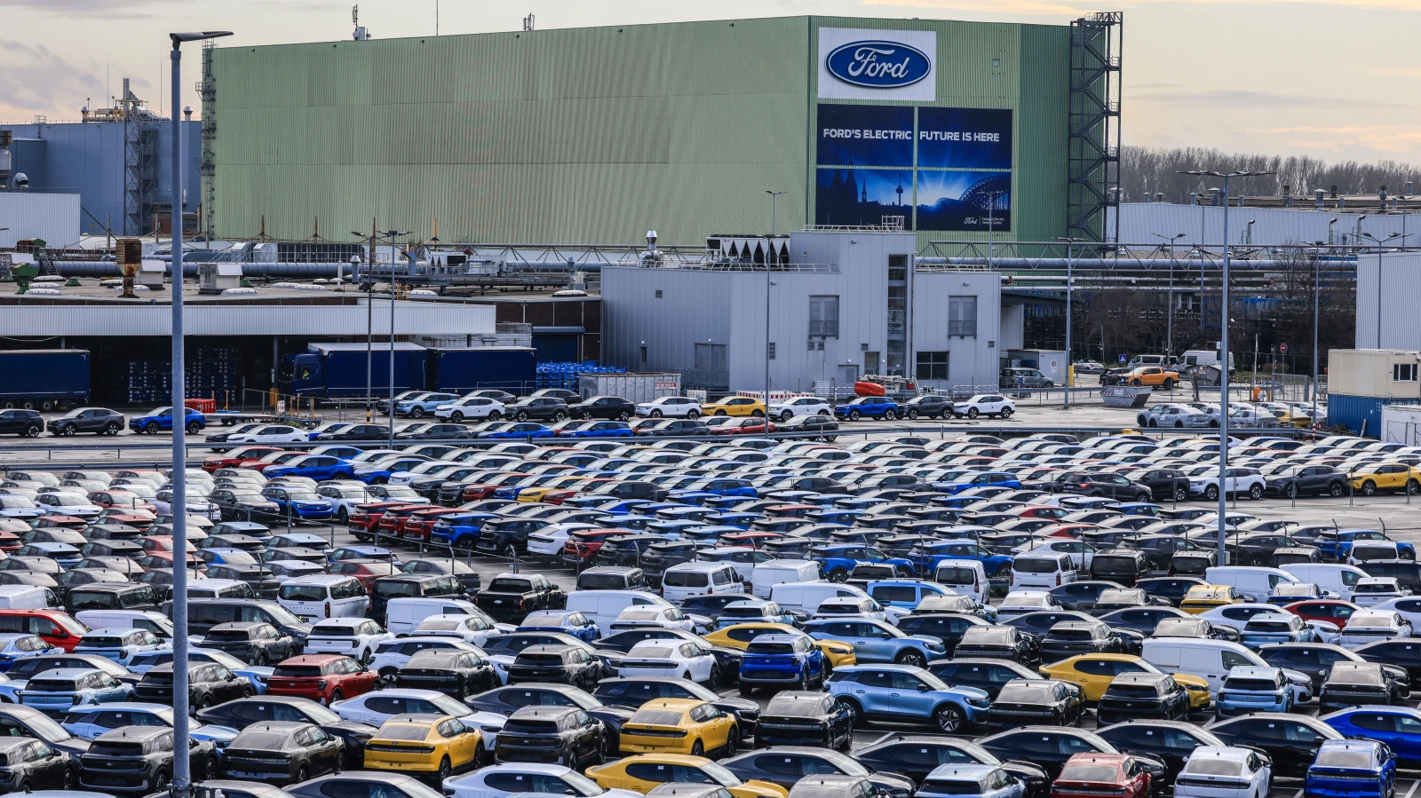 Köln'deki Ford fabrikasında, IG Metall sendikasının çağrısıyla üç günlük bir uyarı grevi başladı. , © Oliver Berg/dpa Köln'deki Ford fabrikasında, IG Metall sendikasının çağrısıyla üç günlük bir uyarı grevi başladı. , © Oliver Berg/dpa
