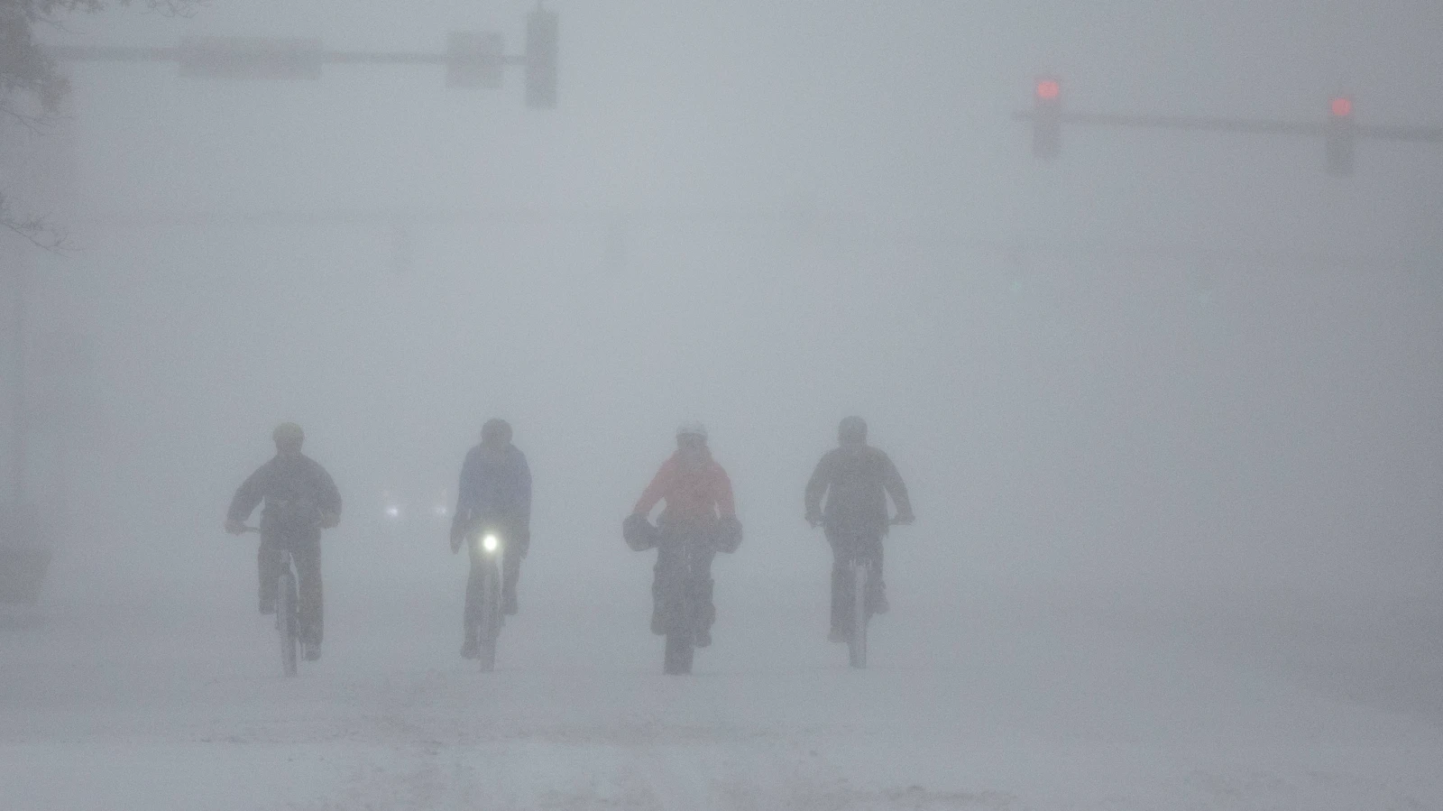 Heftiger Wintersturm trifft die USA, © Travis Heying/The Wichita Eagle via AP Heftiger Wintersturm trifft die USA, © Travis Heying/The Wichita Eagle via AP