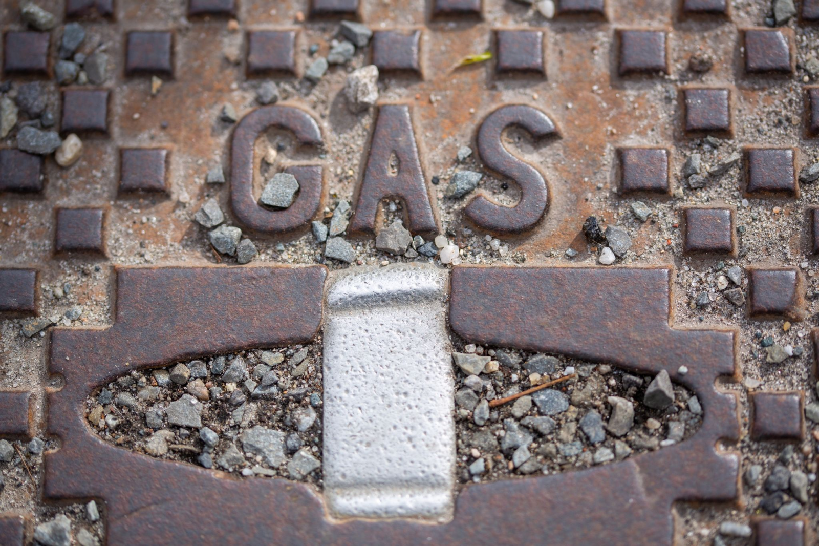 Der Schriftzug «Gas» steht auf einer Straßenkappe.
