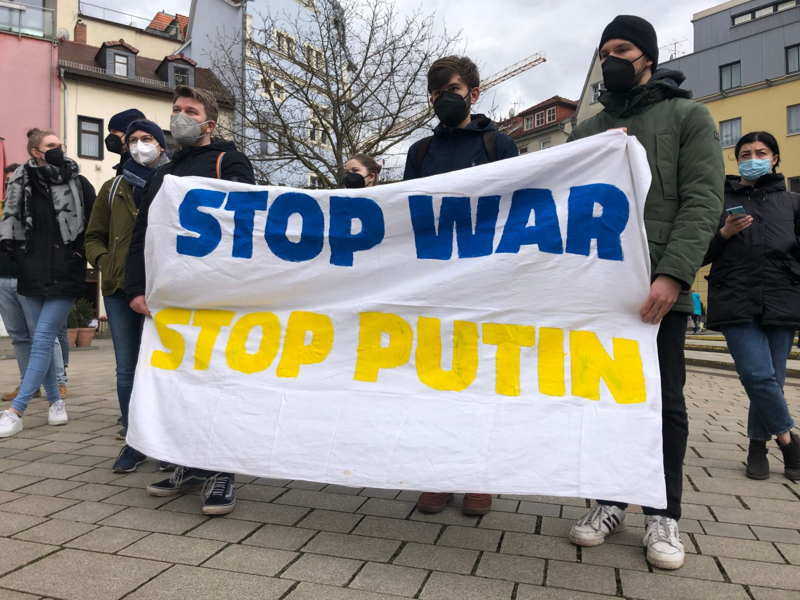 «Stop war, Stop Putin» steht auf einem Banner bei einer Mahnwache für die Ukraine auf dem Holzmarkt.