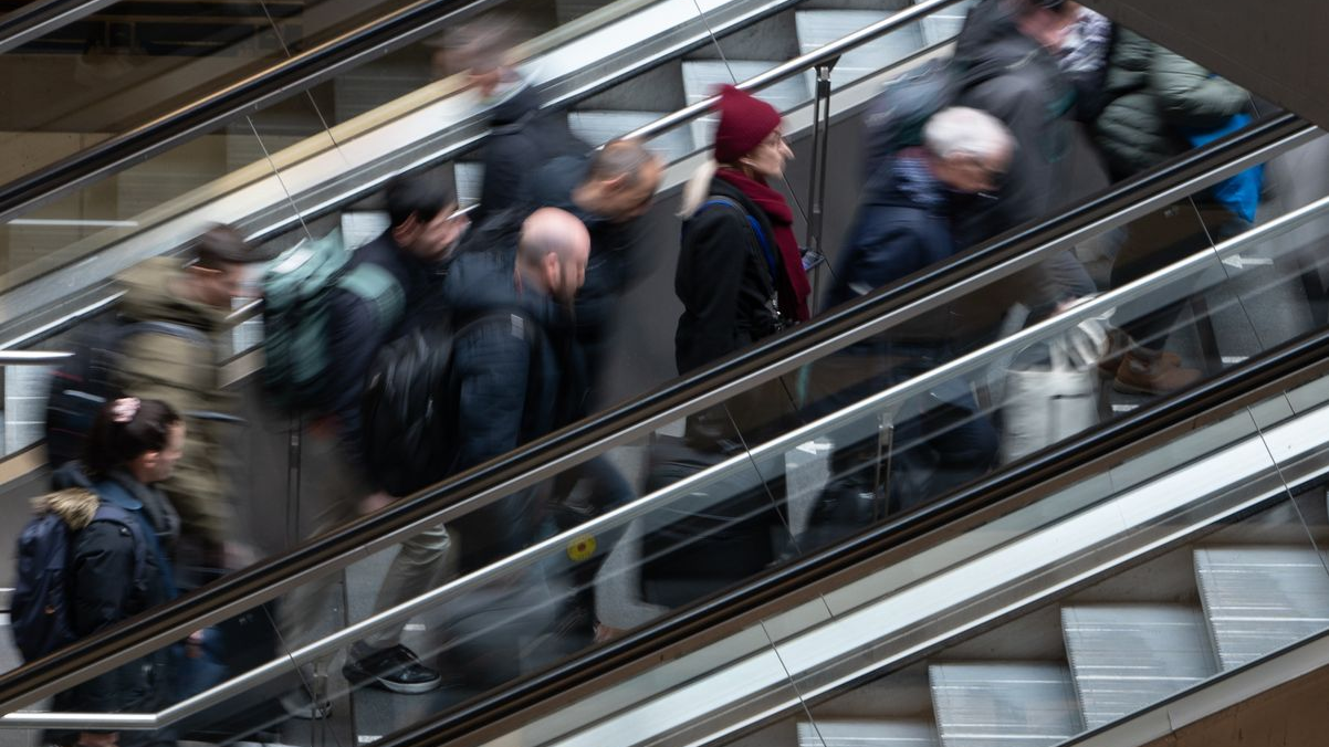 Hauptbahhof’da Yürüyen Merdivenlerin Yarısı Yeniden Çalışıyor!, © Markus Lenhardt/dpa