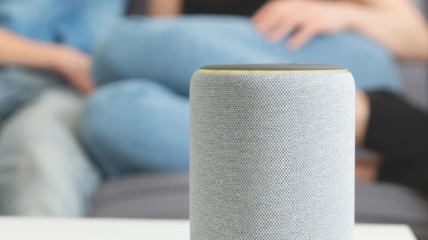 Lautspreche, im Hintergrund Couch und Menschen, © Shutterstock Lautspreche, im Hintergrund Couch und Menschen, © Shutterstock