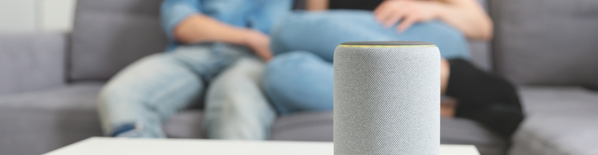 Lautspreche, im Hintergrund Couch und Menschen, © Shutterstock