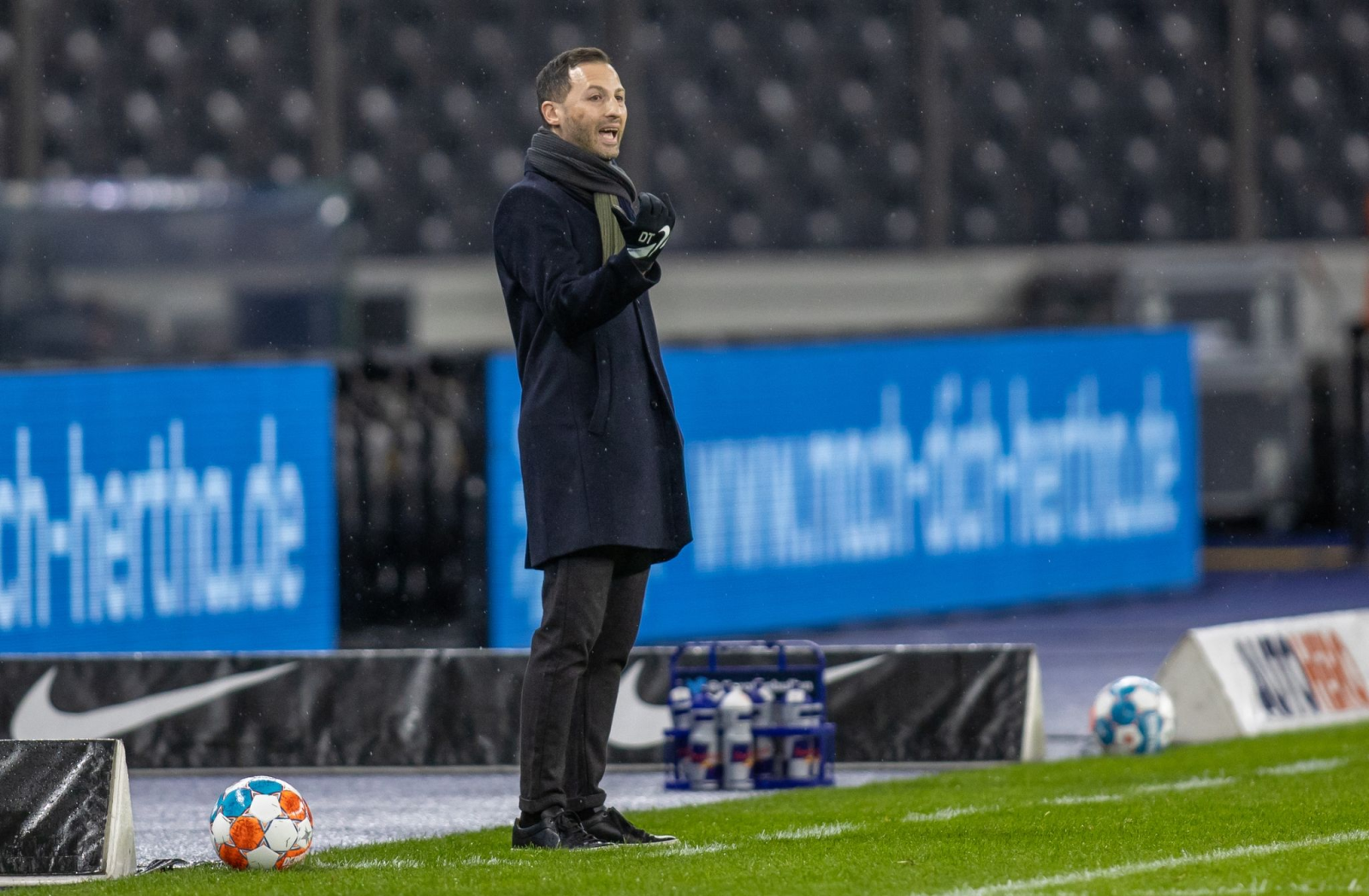 Trainer Domenico Tedesco von RB Leipzig steht gestikulierend am Rand des Spielfelds.