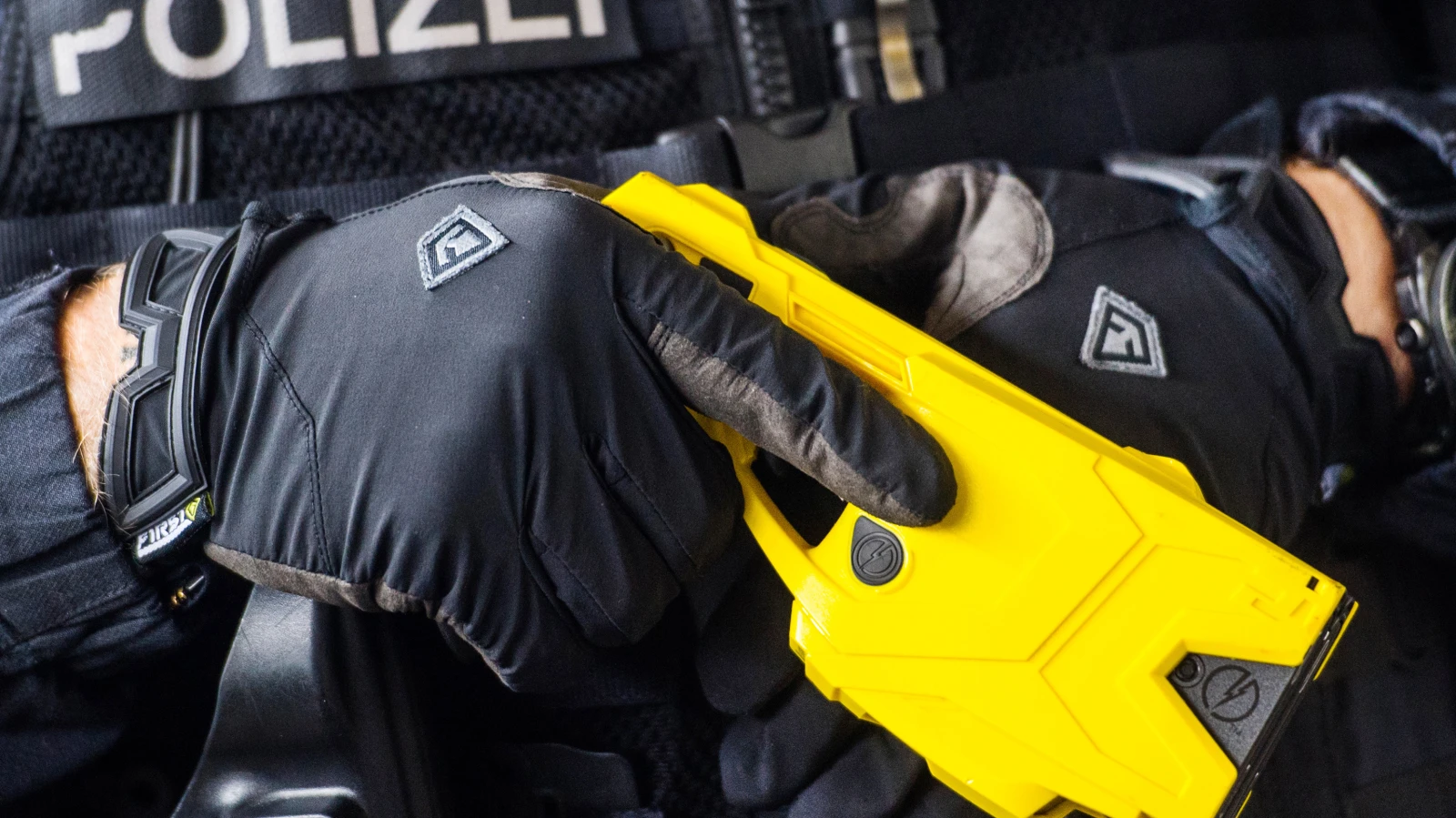Bremen Hauptbahnhof’ta federal polisler Taser ile donatıldı, © Andreas Arnold/dpa Bremen Hauptbahnhof’ta federal polisler Taser ile donatıldı, © Andreas Arnold/dpa