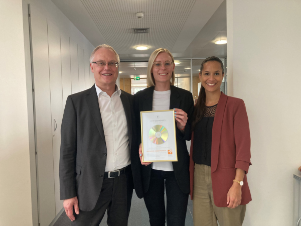 Gewinner mit Urkunde, © EDEKA Nord Vertriebsgesellschaft mbH