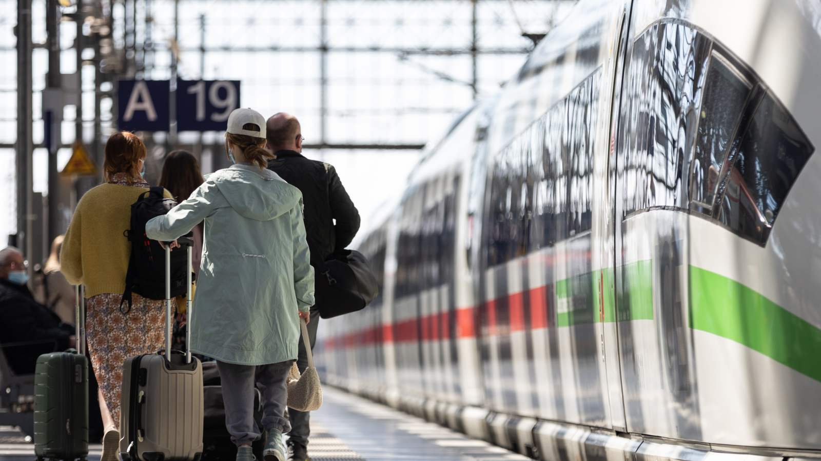 Paskalya Tatili Başlıyor: Trenler, Otoyollar Dolu!, © Hannes Albert/dpa