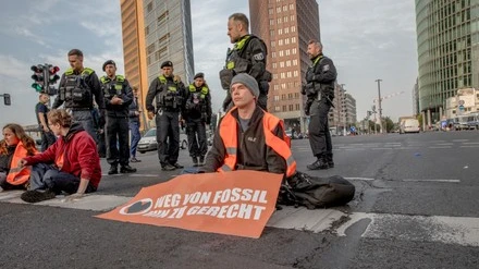 Dikkat! Cumartesi Günü "Iklim Aktivistlerin" Eylemleri Var, © shutterstock Dikkat! Cumartesi Günü "Iklim Aktivistlerin" Eylemleri Var, © shutterstock