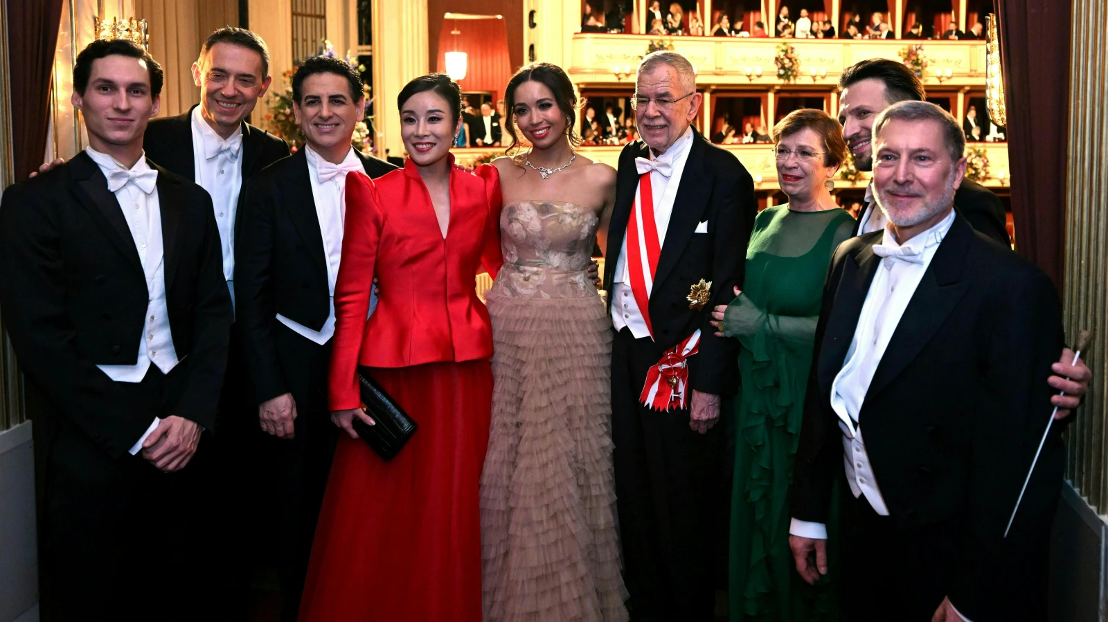 Opernball glitzert ohne Lugner mit Sternchen statt Stars, © Keystone/SDA Opernball glitzert ohne Lugner mit Sternchen statt Stars, © Keystone/SDA