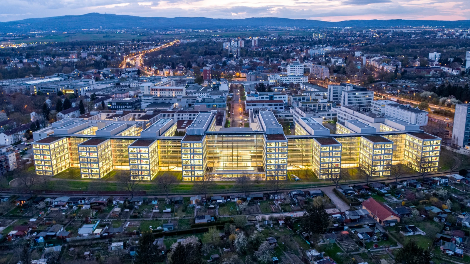 Frankfurt’ta İki Yeni Lise Eski Borsa Binasında Eğitime Başladı, © Manuel-Debus Frankfurt’ta İki Yeni Lise Eski Borsa Binasında Eğitime Başladı, © Manuel-Debus