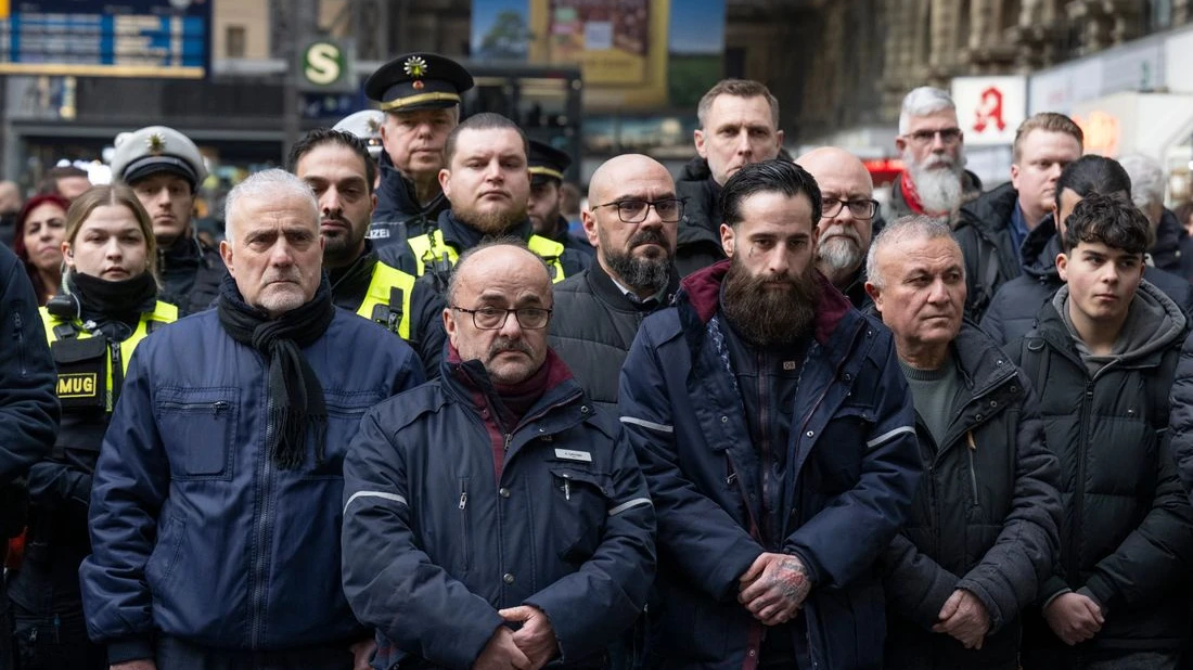 RLP’de Öldürülen Tren Görevlisi Frankfurt Merkez Garı’nda Anıldı!, © Boris Roessler/dpa RLP’de Öldürülen Tren Görevlisi Frankfurt Merkez Garı’nda Anıldı!, © Boris Roessler/dpa