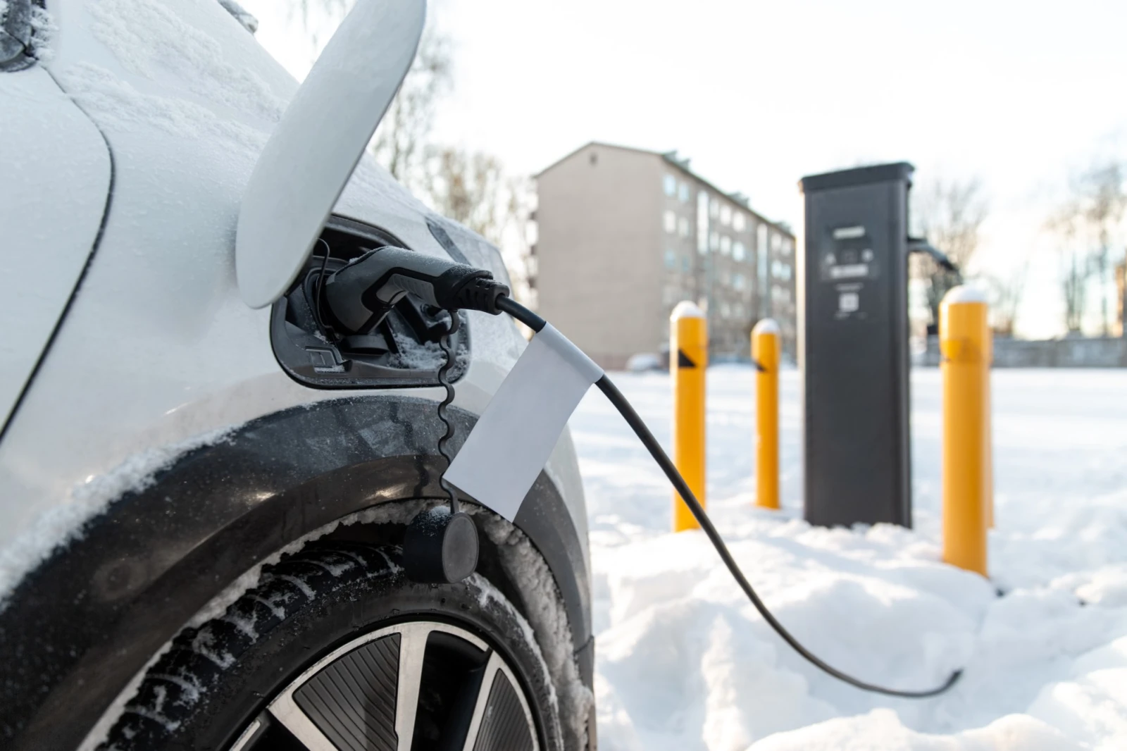 E-Auto wird im Winter geladen, © Ground Picture, Shutterstock E-Auto wird im Winter geladen, © Ground Picture, Shutterstock