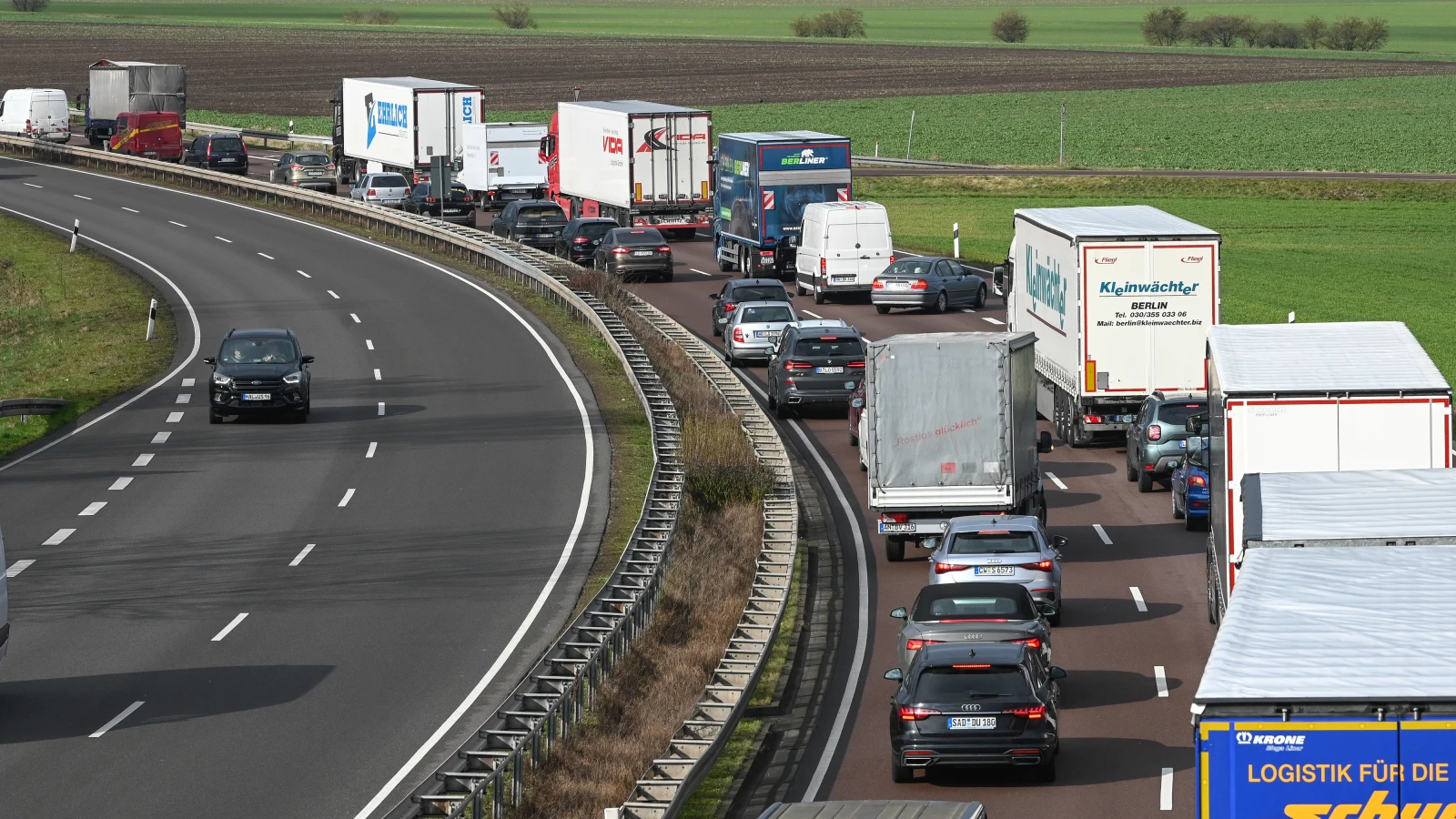 NRW’de Paskalya trafiği alarm veriyor: Köln’de A1 daralıyor, yoğunluk artıyor, © Heiko Rebsch/dpa NRW’de Paskalya trafiği alarm veriyor: Köln’de A1 daralıyor, yoğunluk artıyor, © Heiko Rebsch/dpa