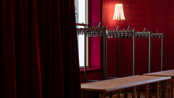 Hier beginnt der Konzertabend: Ein Blick hinter die Garderobe im Stadtcasino Basel, © zVg