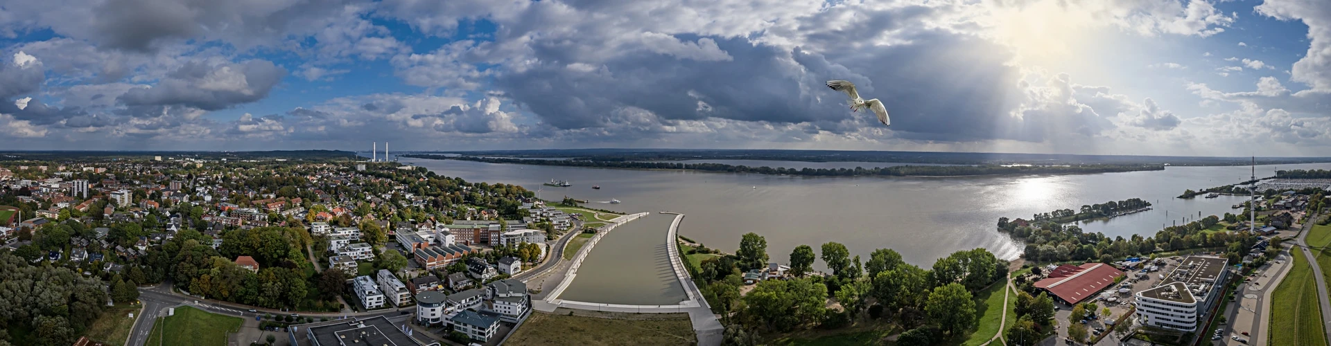 Landschaft mit Fluss, © Shutterstock Landschaft mit Fluss, © Shutterstock