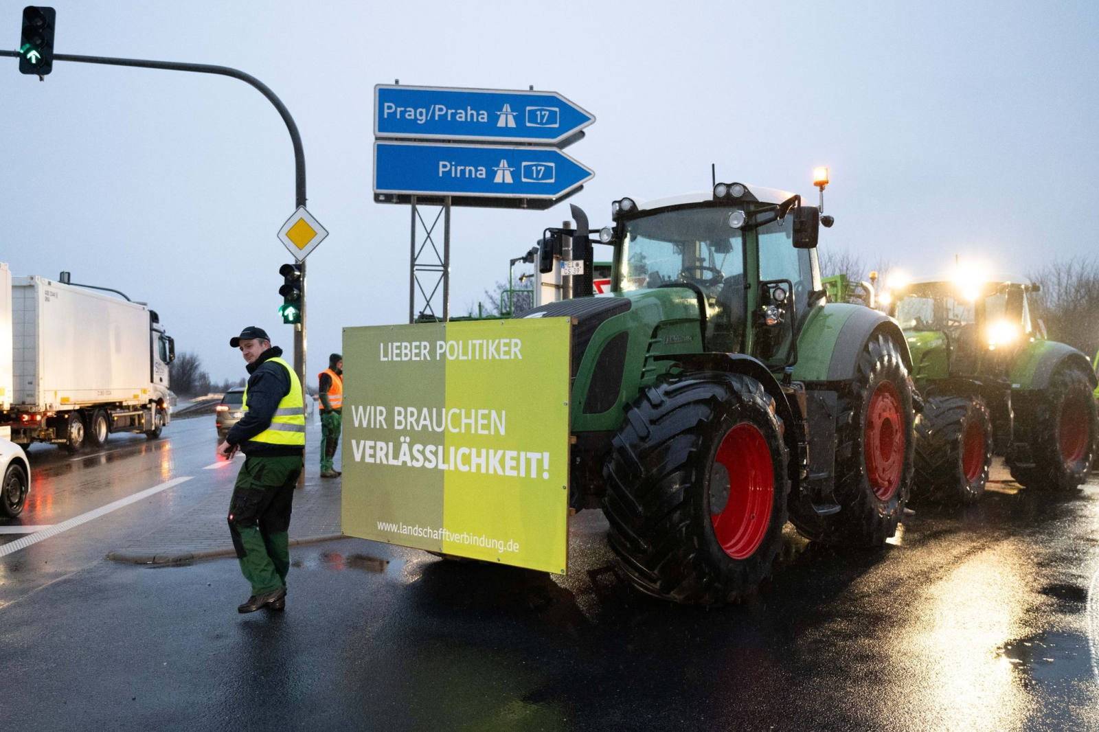 Landwirte blockieren mit Traktoren eine Autobahnauffahrt zur Autobahn 17., © Sebastian Kahnert/dpa
