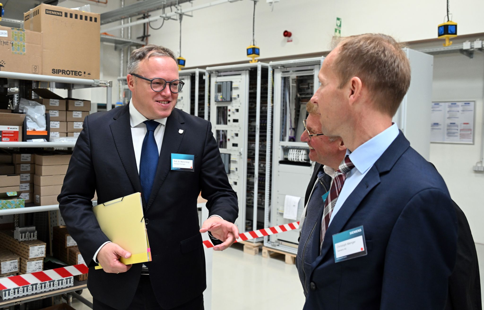 Thüringens Ministerpräsident Mario Voigt (l) besucht den neuen Siemens-Standort. , © Martin Schutt/dpa