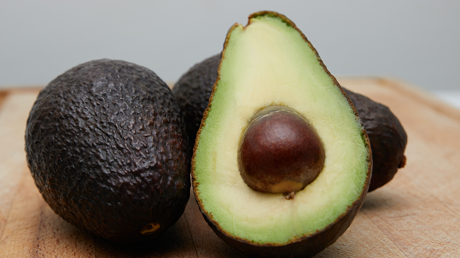 Fürstenfamilie investiert in Avocadoproduktion, © Unsplash/Gil Ndjouwou