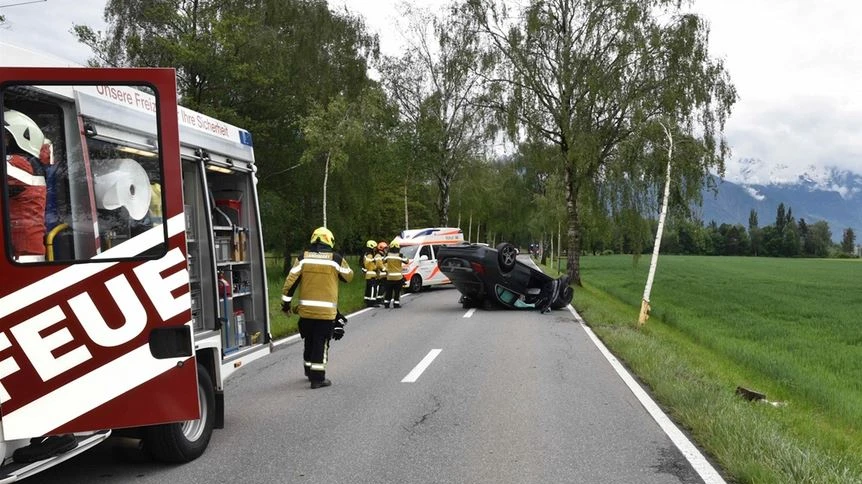 Autofahrerin prallt in Maienfeld gegen Bäume, © Kantonspolizei Graubünden Autofahrerin prallt in Maienfeld gegen Bäume, © Kantonspolizei Graubünden