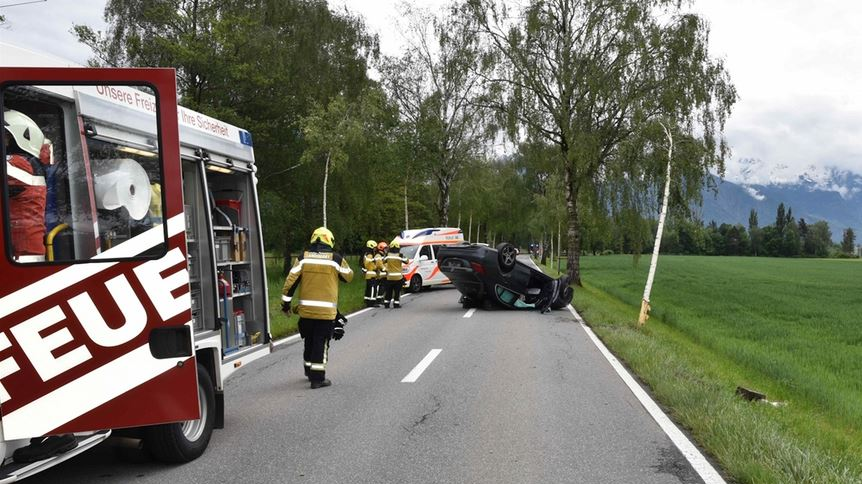 Autofahrerin prallt in Maienfeld  gegen Bäume, © Kantonspolizei Graubünden