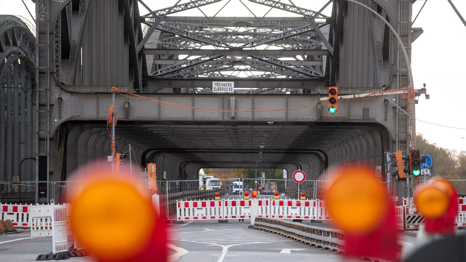 Konteyner Gemisi Köprüye Çarptı: Freihafenelbbrücke Süresiz Kapalı!, © dpa