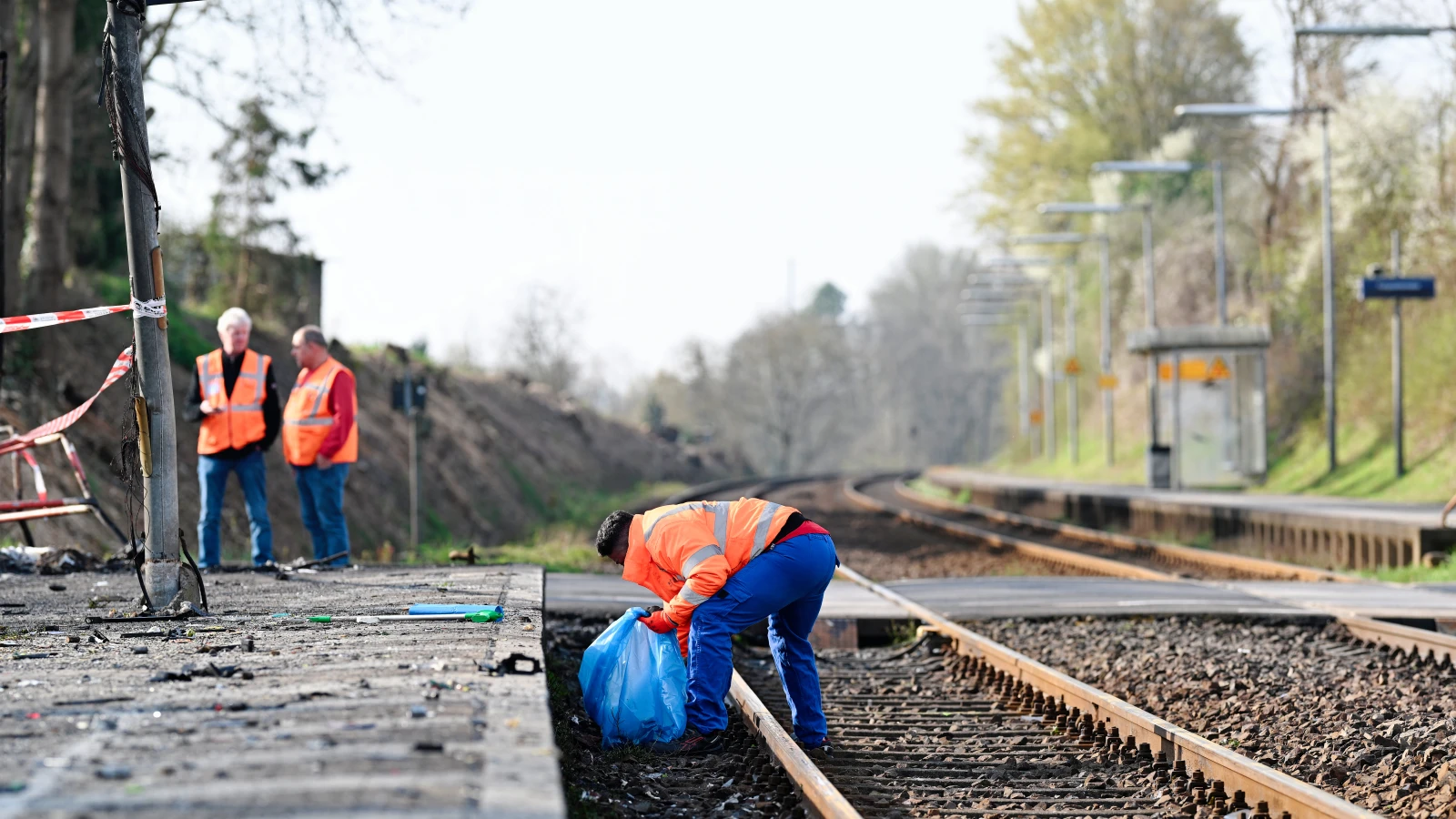 INSHEIM’DEKİ TREN KAZASI SONRASI HAT HALA KAPALI, © Uwe Anspach/dpa INSHEIM’DEKİ TREN KAZASI SONRASI HAT HALA KAPALI, © Uwe Anspach/dpa