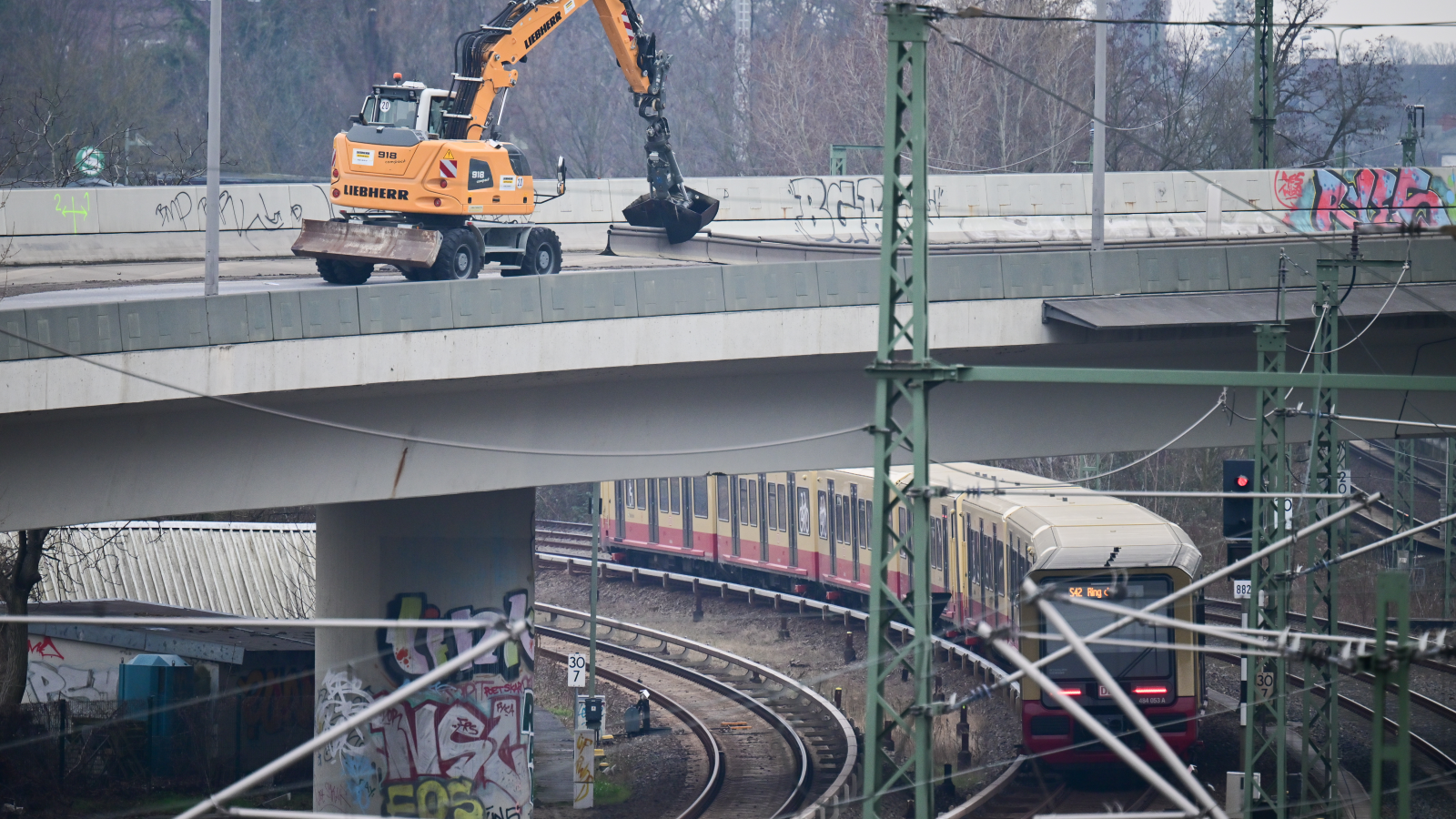 Ringbahnbrücke’de Tehlike Büyüyor: S-Bahn Seferleri Durduruldu!, © Sebastian Gollnow/dpa