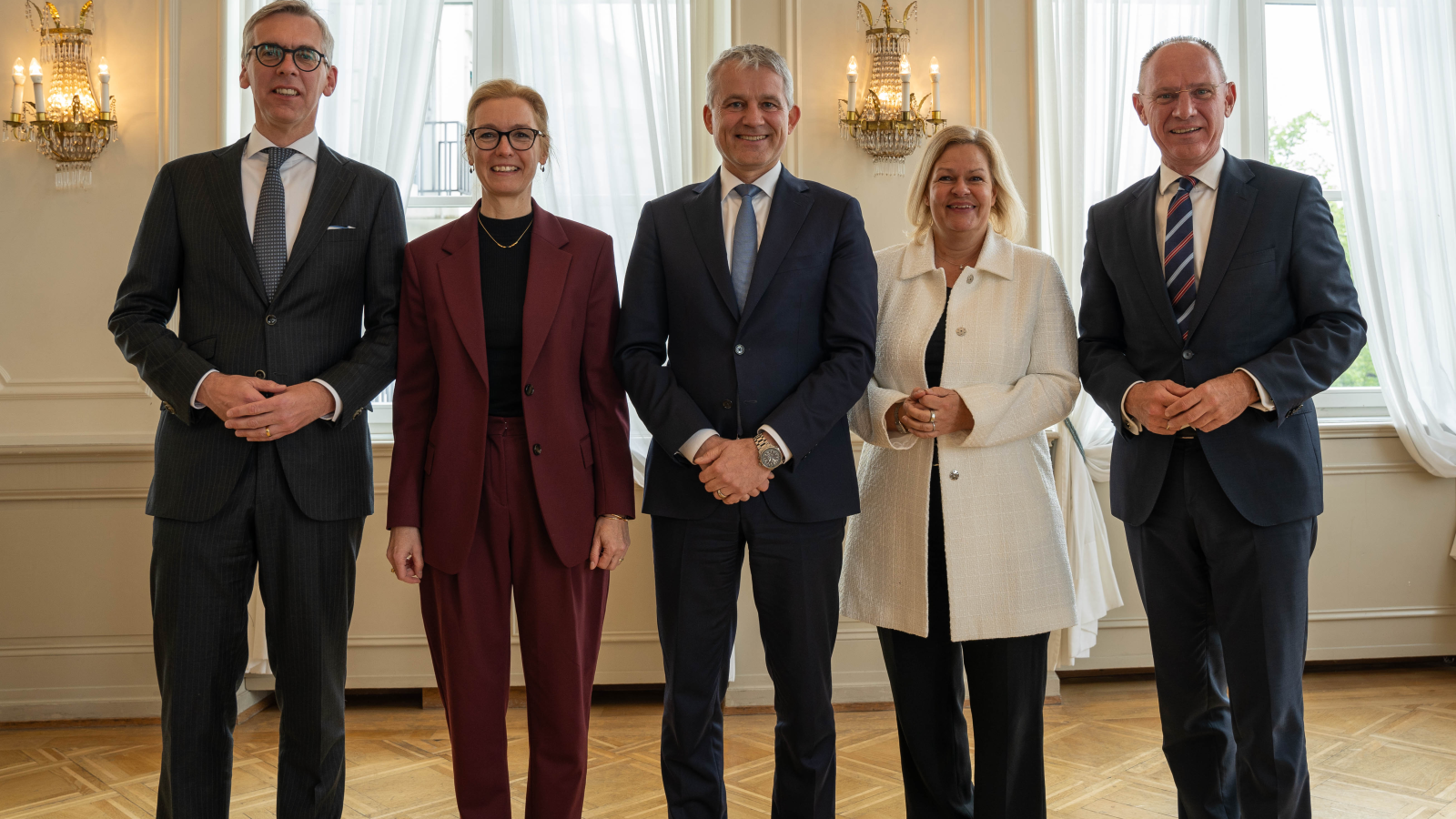 Die Innenministerinnen und Innenminister aus Luxemburg, Liechtenstein, der Schweiz, Deutschland und Österreich: Léon Gloden, Sabine Monauni, Beat Jans, Nancy Faeser und Gerhard Karner., © IKR