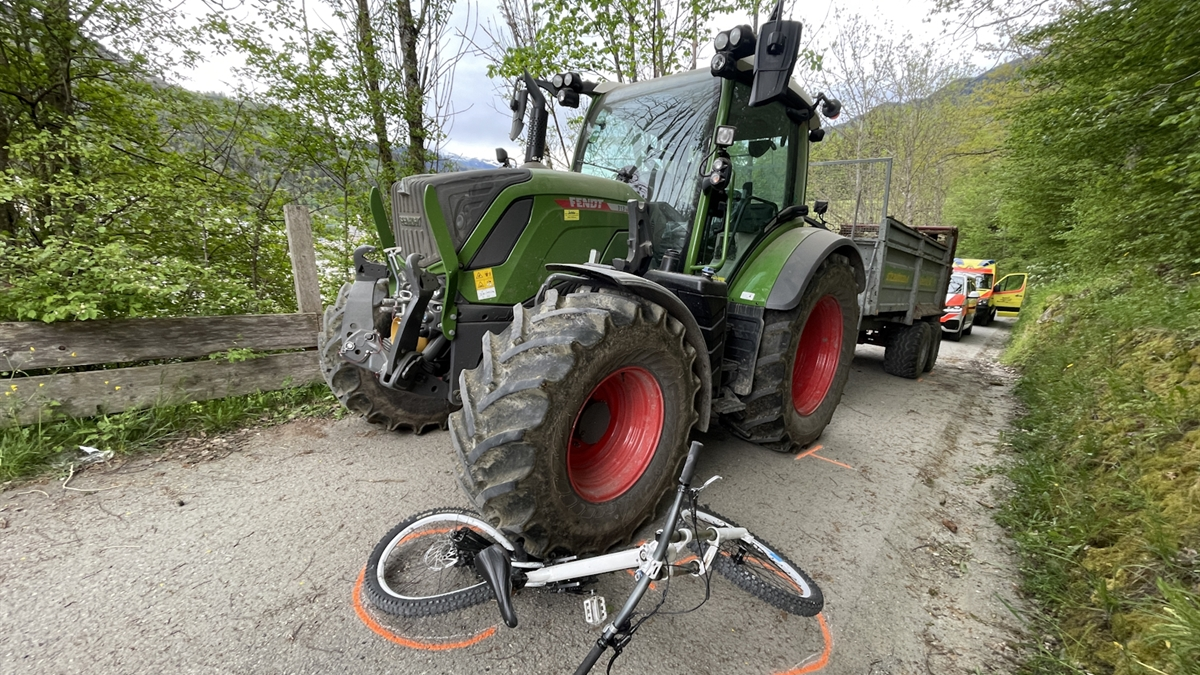 Biker schwerverletzt nach Kollision mit Traktor bei Ilanz GR, © Kantonspolizei Graubünden