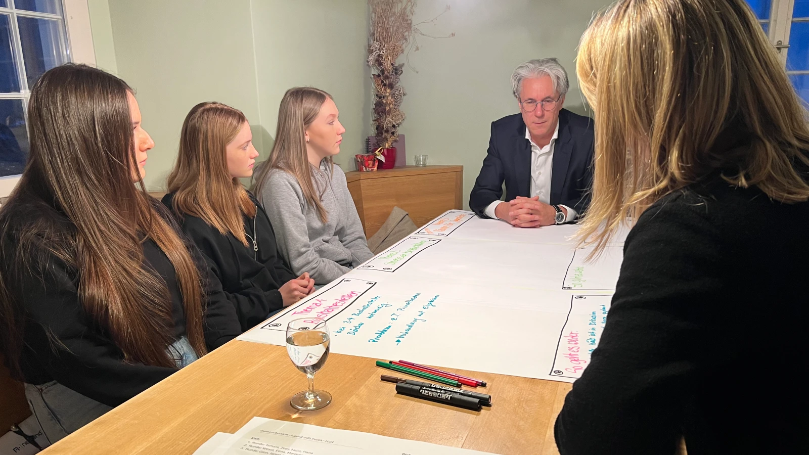 Austausch zwischen Politik und Jugendlichen in Balzers, © ZVG Offene Jugendarbeit Liechtenstein Austausch zwischen Politik und Jugendlichen in Balzers, © ZVG Offene Jugendarbeit Liechtenstein