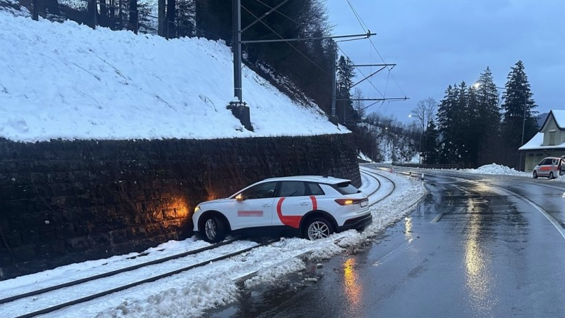 Auto landet auf Trasse der Appenzeller Bahnen, ©  Kantonspolizei Appenzell-Ausserrhoden