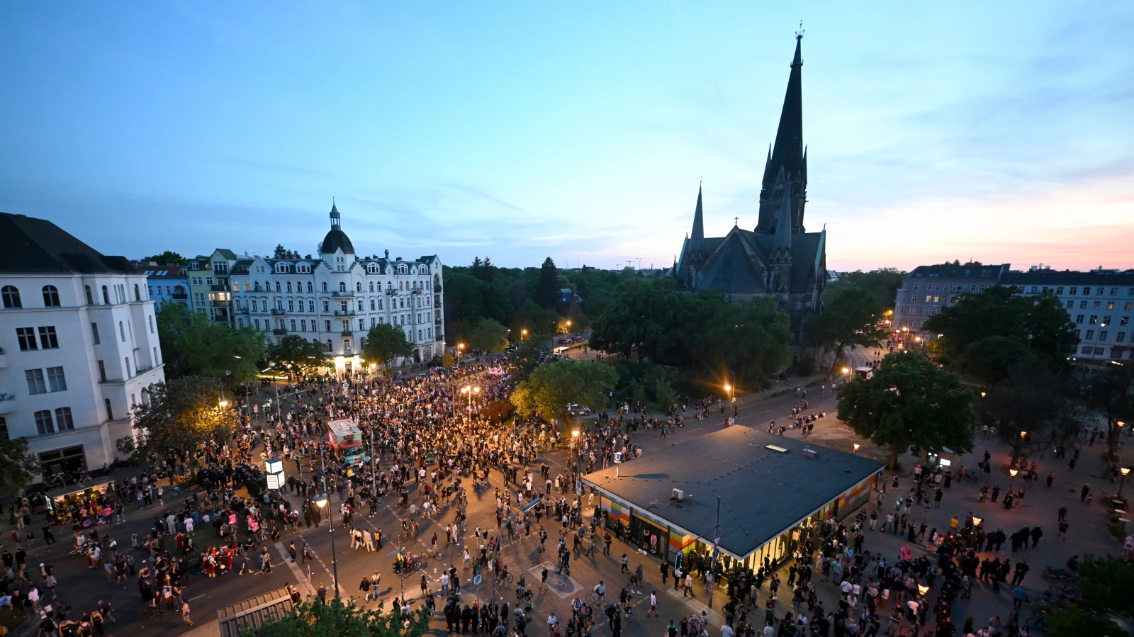 Berlin'de 1 Mayıs ve Walpurgisnacht İçin 5.700 Polis Görev Başında, © Sebastian Gollnow/dpa Berlin'de 1 Mayıs ve Walpurgisnacht İçin 5.700 Polis Görev Başında, © Sebastian Gollnow/dpa