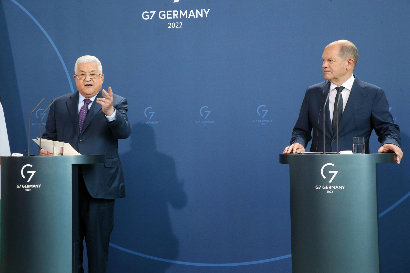 Bundeskanzler Olaf Scholz (r) und Mahmoud Abbas auf einer Pressekonferenz nach ihrem Gespräch.