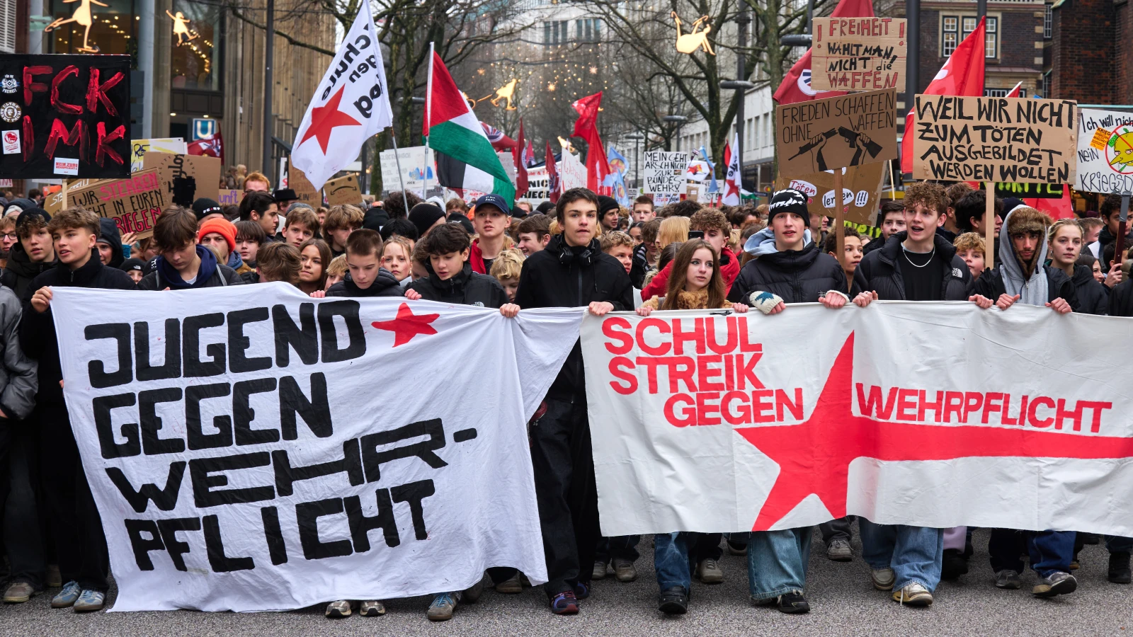 Hamburg’da öğrencilerden zorunlu askerlik protestosu, © Marcus Golejewski/dpa Hamburg’da öğrencilerden zorunlu askerlik protestosu, © Marcus Golejewski/dpa