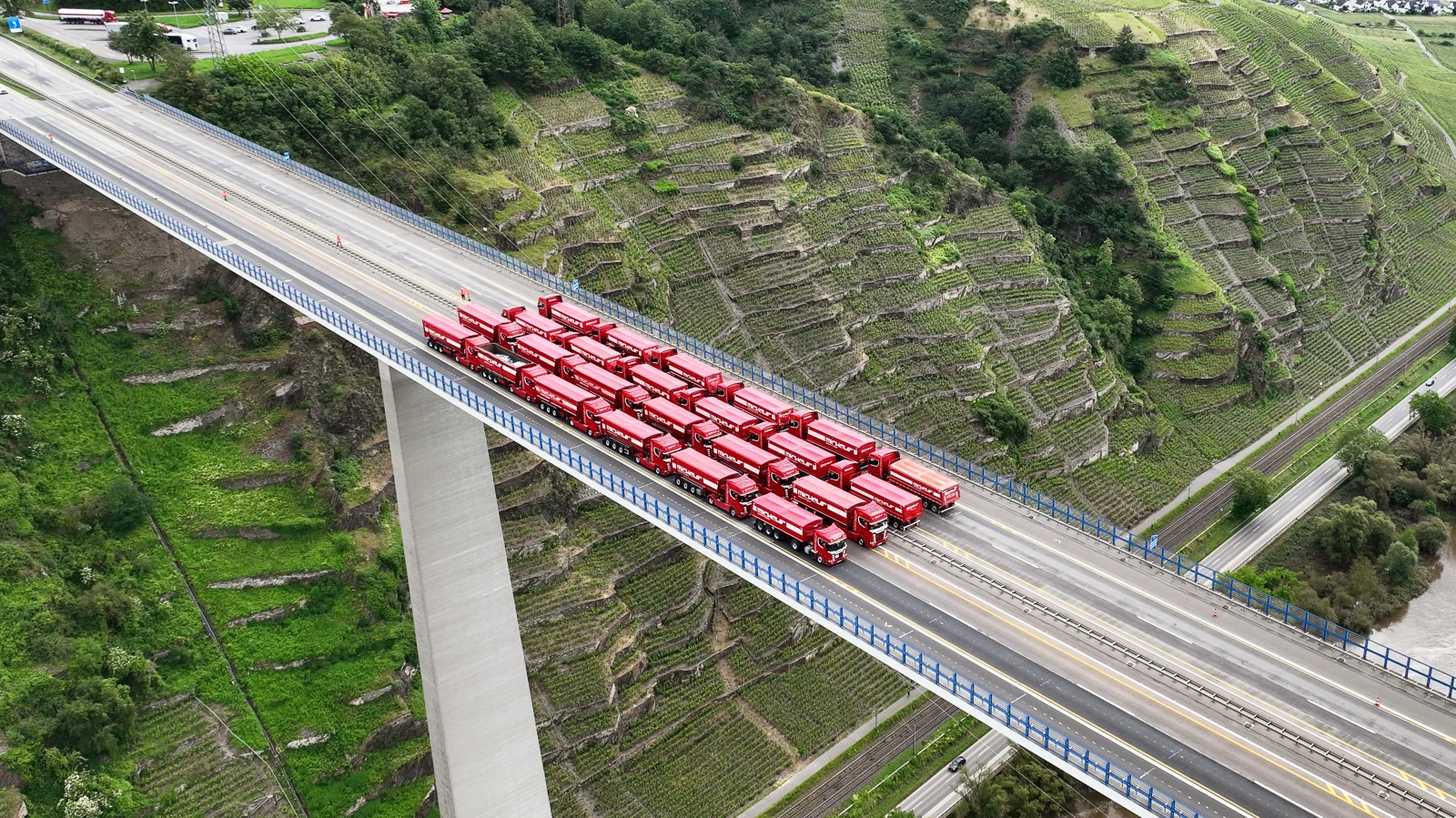Moselle Köprüsü Kamyon Park Yeri Haline Getirildi, © dpa Moselle Köprüsü Kamyon Park Yeri Haline Getirildi, © dpa