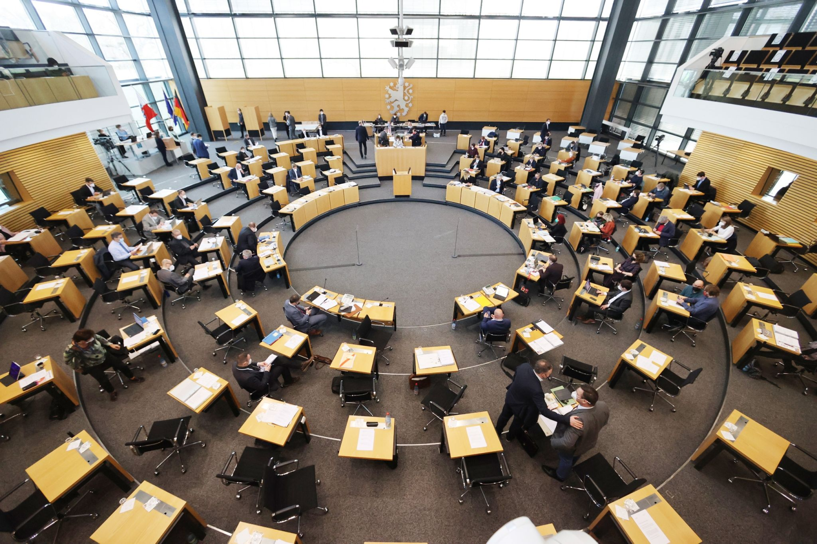 Abgeordnete sitzen während der Landtagssitzung im Plenarsaal.