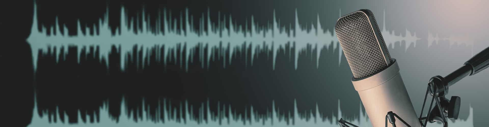 Soundwellen im Hintergrund, Mikrofon im Vordergrund., © Shutterstock