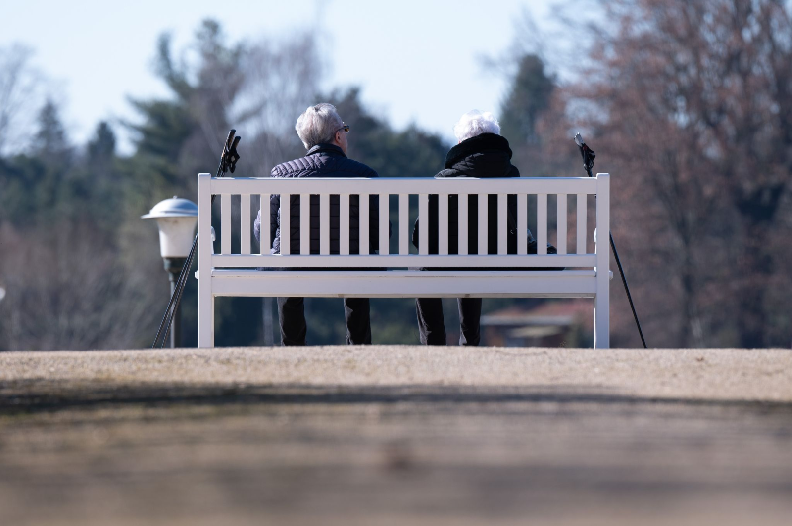 Rentner sitzen im Schloss und Park Pillnitz auf einer Bank.