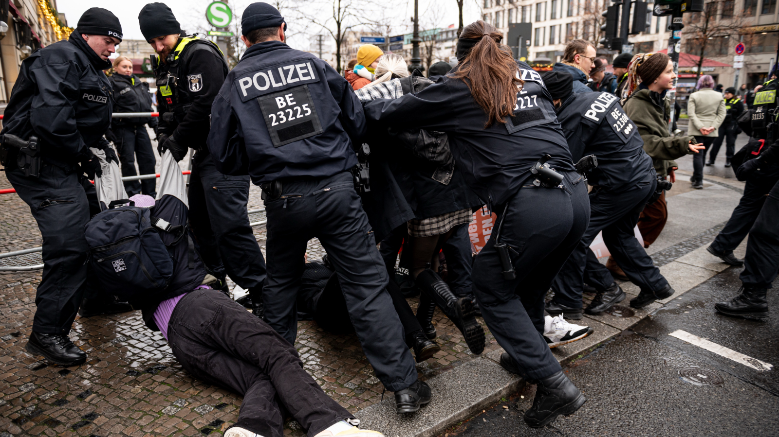Berlin’deki Protestolar: Adlon Oteli Önünde Büyük Gözaltılar!, © dpa