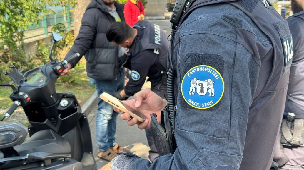 Basel: Polizei mit 129 Festnahmen bei Personenkontrollen, © Basler Kantonspolizei