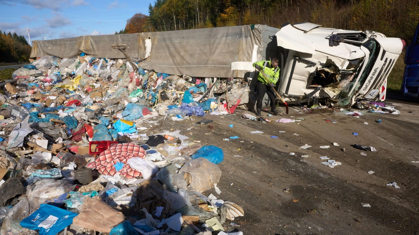 Kaza Yapan TIR Trafiği Aksattı!, © dpa Kaza Yapan TIR Trafiği Aksattı!, © dpa